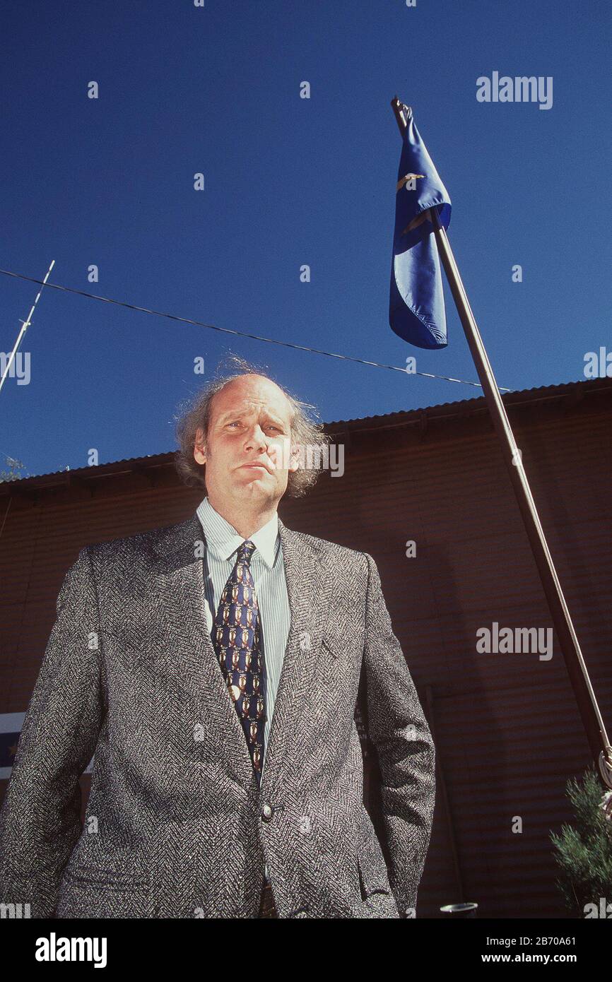 In der Nähe von Fort Davis, Texas, USA, 1997: Chefbotschafter der Republik Texas und Generalkonsul Richard L. McLaren posiert vor der Botschaft der Gruppe in den Davis Mountains. HERR ©Bob Daemmrich Stockfoto