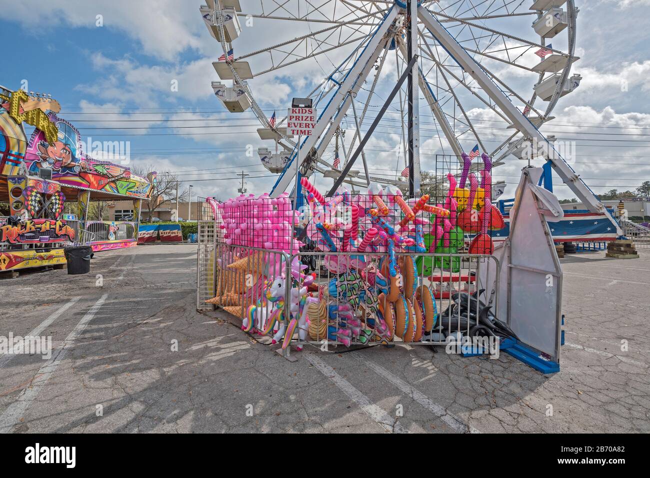 Ferris Wheel mit American Flags in einem Einkaufszentrum Carnival in Gainesville, Florida. Stockfoto