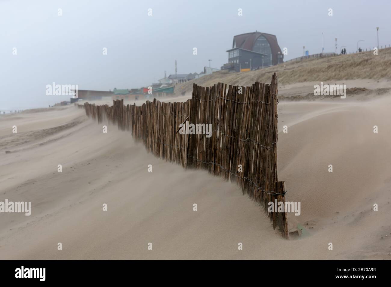 Schwerer Sturmtag am Strand von Bloemendaal aan Zee, Niederlande Stockfoto