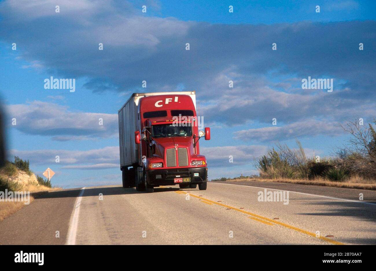 Crockett County Texas USA: LKW entlang des Highway 190 in West Texas. ©Bob Daemmrich Stockfoto