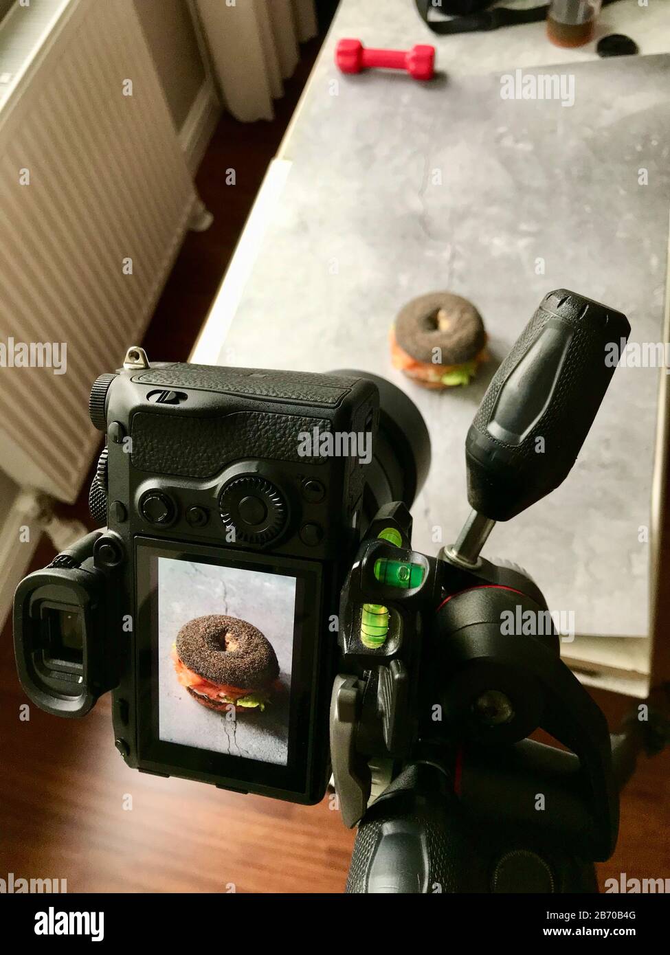 Professioneller Food-Fotograf Für Werbung mit Spiegelreflexkamera. Bereit für Die Aufnahme. Stockfoto