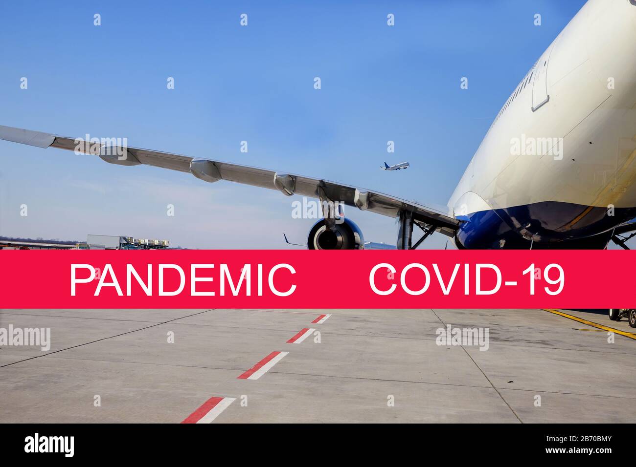 Globale Pandemie mit Coronavirus COVID-19 Die Windenergieanlage des Flugzeugs bereitet sich auf den Flug im Flugzeug auf der Startbahn des Flughafens vor. Stockfoto