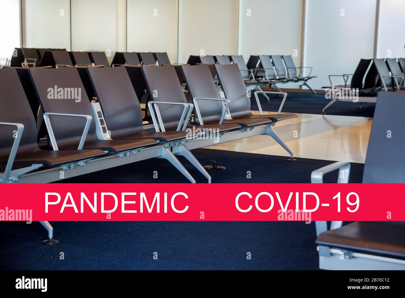 Globale Pandemie mit Coronavirus COVID-19 Leerer Abflugslounge Flughafen-Wartebereich mit Stühlen Stockfoto