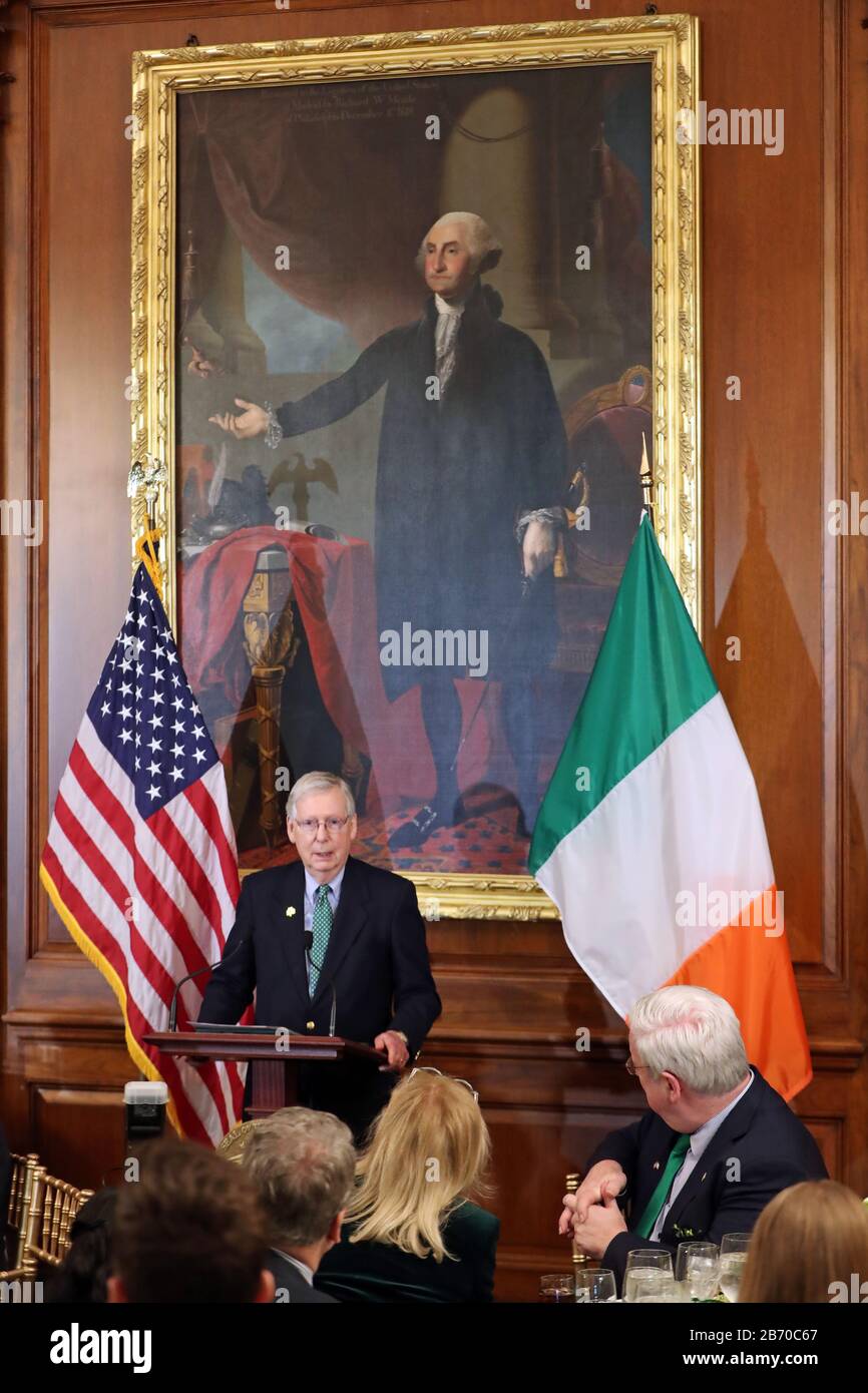 Senator Mitch McConnell hält während des Besuchs des Taoiseach in den USA eine Rede im Speaker???s Mittagessen auf dem Kapitol in Washington DC. Stockfoto