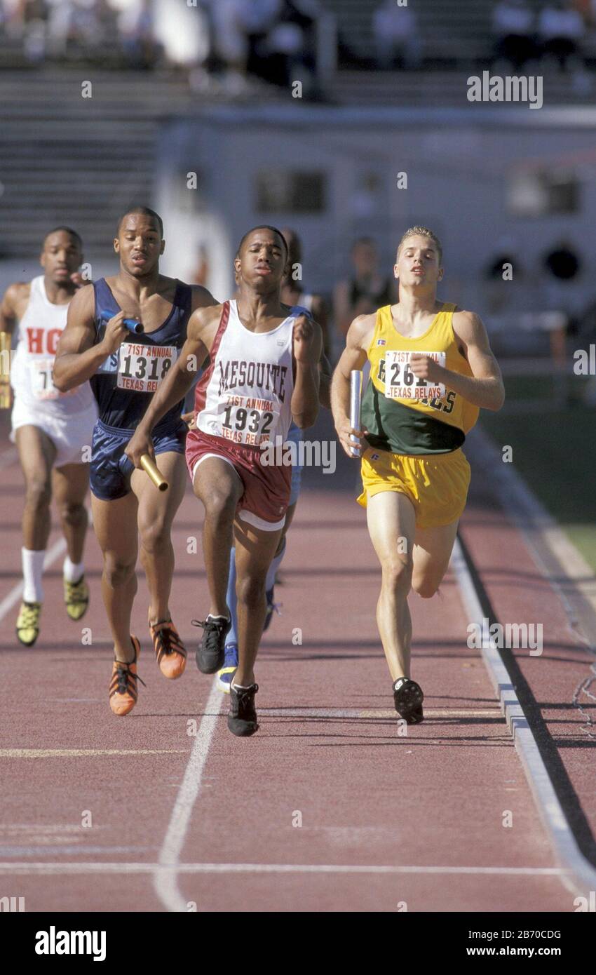 Austin, Texas, USA, 1998: High School-Jungen treten in der 4x400-Meter-Staffel bei den Texas Relais an. ©Bob Daemmrich Stockfoto
