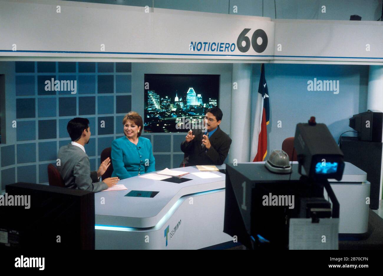 San Antonio, Texas: Spanische und spanische Nachrichtensprecher während der Live-Übertragung aus dem Studio des spanischen Fernsehsenders Noticiero 60 im Telemundo-Netzwerk. ©Bob Daemmrich Stockfoto