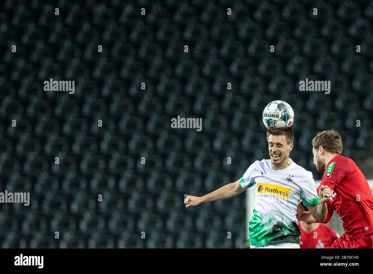 Mönchengladbach, Deutschland, Borussiapark, 11.03.2020: Patrick Herrmann von Mönchengladbach (L) springt für einen Kopfsprung gegen Benno Schmiz von Koeln in Fron Stockfoto