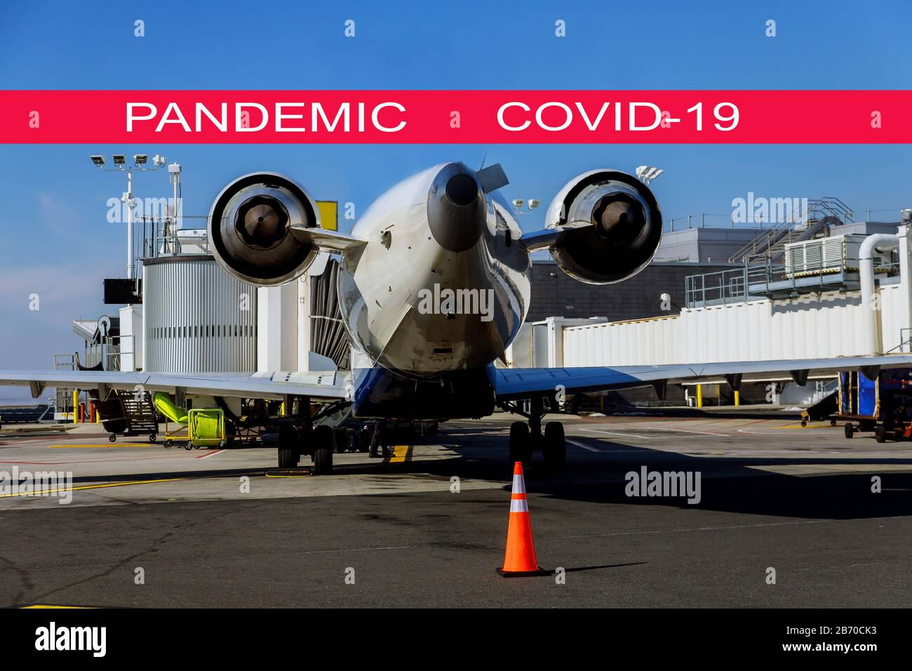 Globale Pandemie mit Coronavirus COVID-19-Flugzeug sitzt während an einem Tor am Internationalen Flughafen Stockfoto