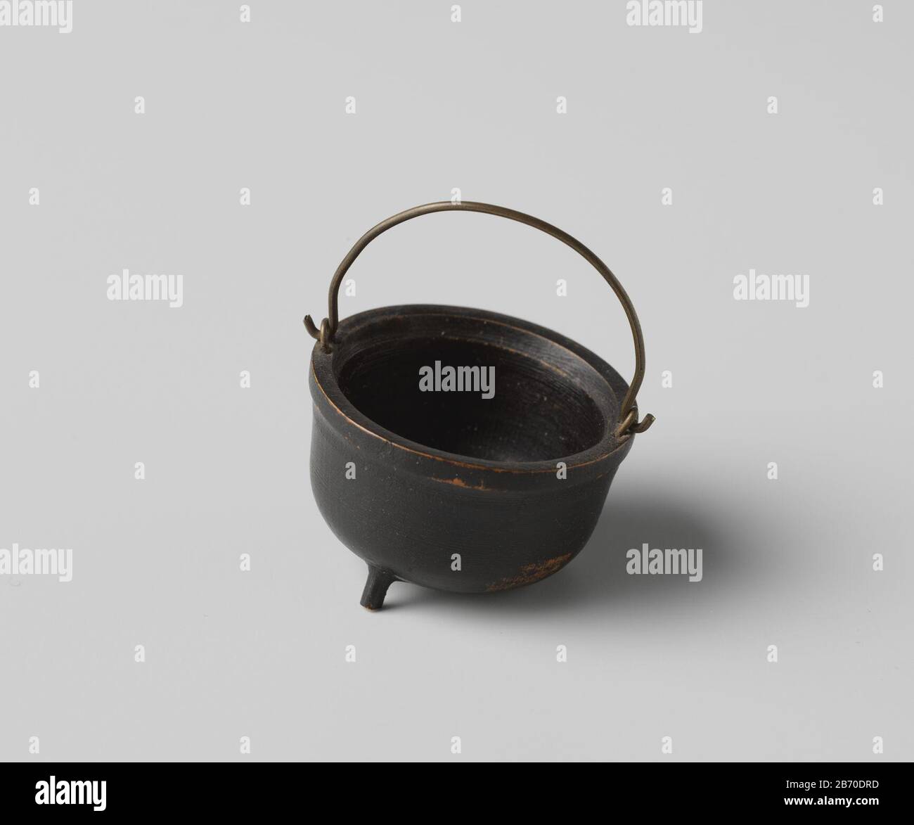 Kookpot traf Koperen hengsel Kookpot, gedraaid van zwart beschilderd Hout, op drie pootjes en met een hengsel van Koperdraad. Hersteller : AnoniemPlaats Herstellung: Amsterdam dating: CA. 1675 - ca. 1700 Material: Hout koper Abmessungen: H 2,0 cm. (Zonder-Töpfer) × d 3,5 cm. Stockfoto
