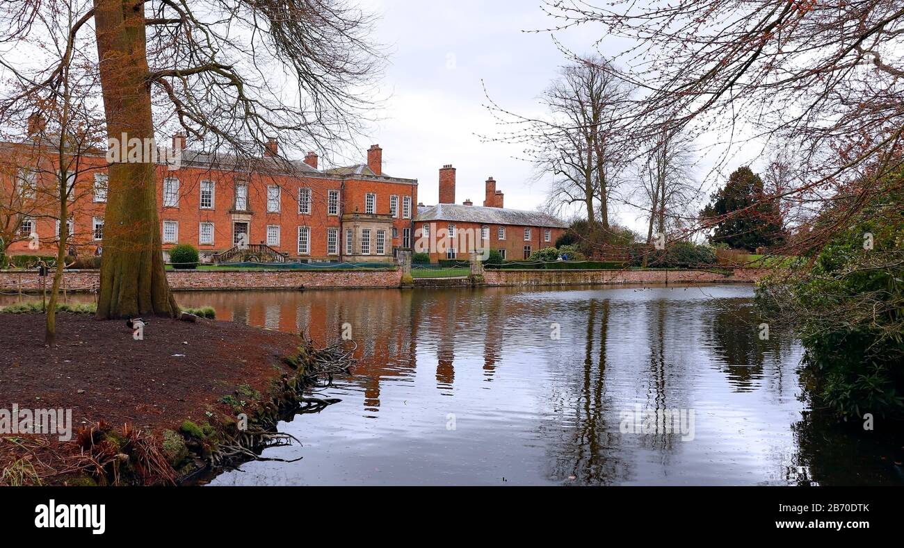 National Trust Property, Dunham Massey, von hinten über den See gesehen. Stockfoto