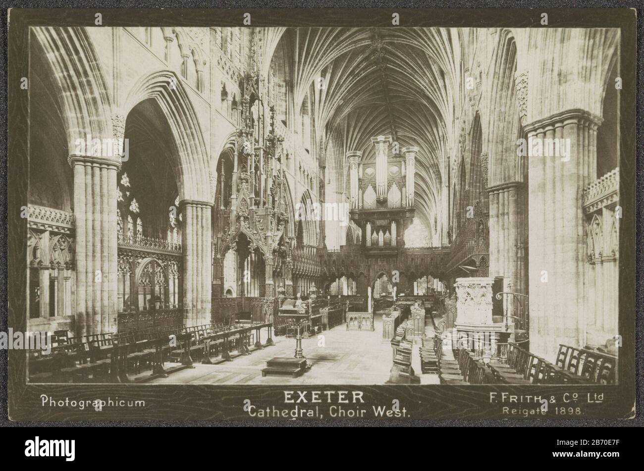 Koor en orgel van de kathedraal van Exeter Exeter Dom, Chor West (titel op object) Foto gehört zu einer Serie von 28 separaten Postkarten aus England, Norwegen, Italien, Deutschland und Tyrol (Bilder RP-F00945-1 t/m RP-F00945-28). Hersteller : Fotograf : Frith & Co. (Denkmalgeschütztes Eigentum) Ort Herstellung: Exeter dating: 1870 - Merkmale oder 1898 Physikalisch: Gelatine Silber Druckmaterial: Papiertechnik: Gelatine Silber Druckabmessungen: Karte: H 98 mm × W 145 mm Betreff: Reisen; Tourismusteile des Kircheninneren: Chorkirche Orgel wo: Exeter Stockfoto