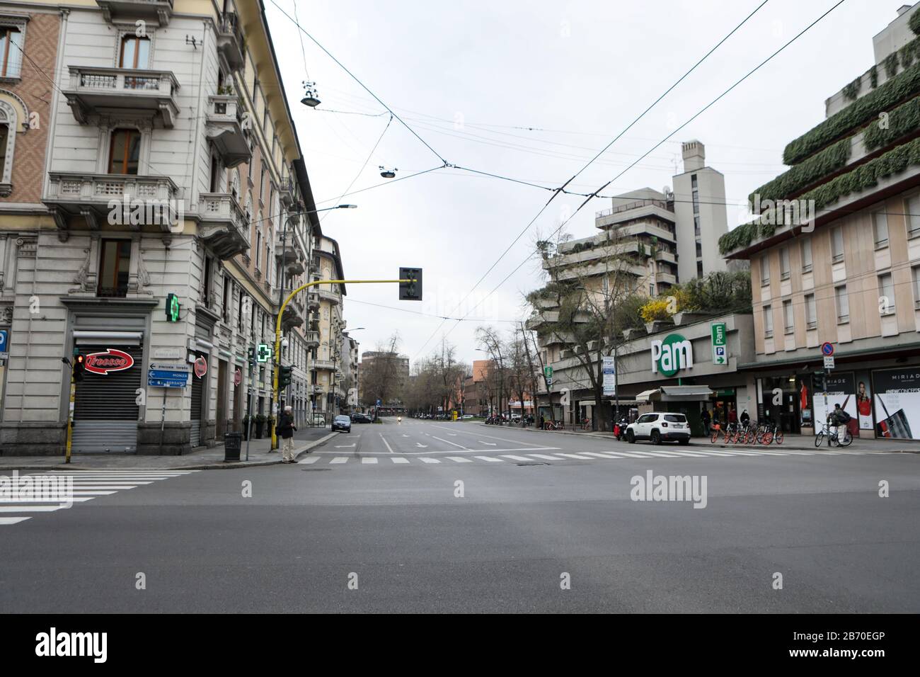 Mailand, Italien. März 2020. Allgemeine Ansicht des Corso Buenos Aires in Mailand, 12. März 2020. Italien schloss alle Geschäfte mit Ausnahme von Apotheken und Lebensmittelgeschäften, um die Ausbreitung eines Coronavirus zu stoppen. Kredit: Mairo Cinquetti/Alamy Live News Stockfoto