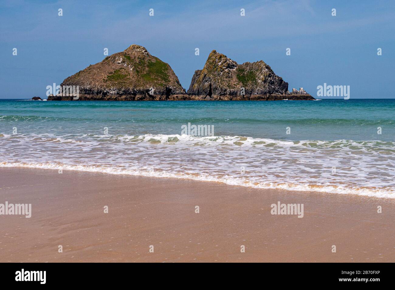 Ein Blick über einen Teil des Holywell Strands in Richtung Carter's Rocks im Hintergrund - Holywell, nördlich Cornwall, Großbritannien. Stockfoto