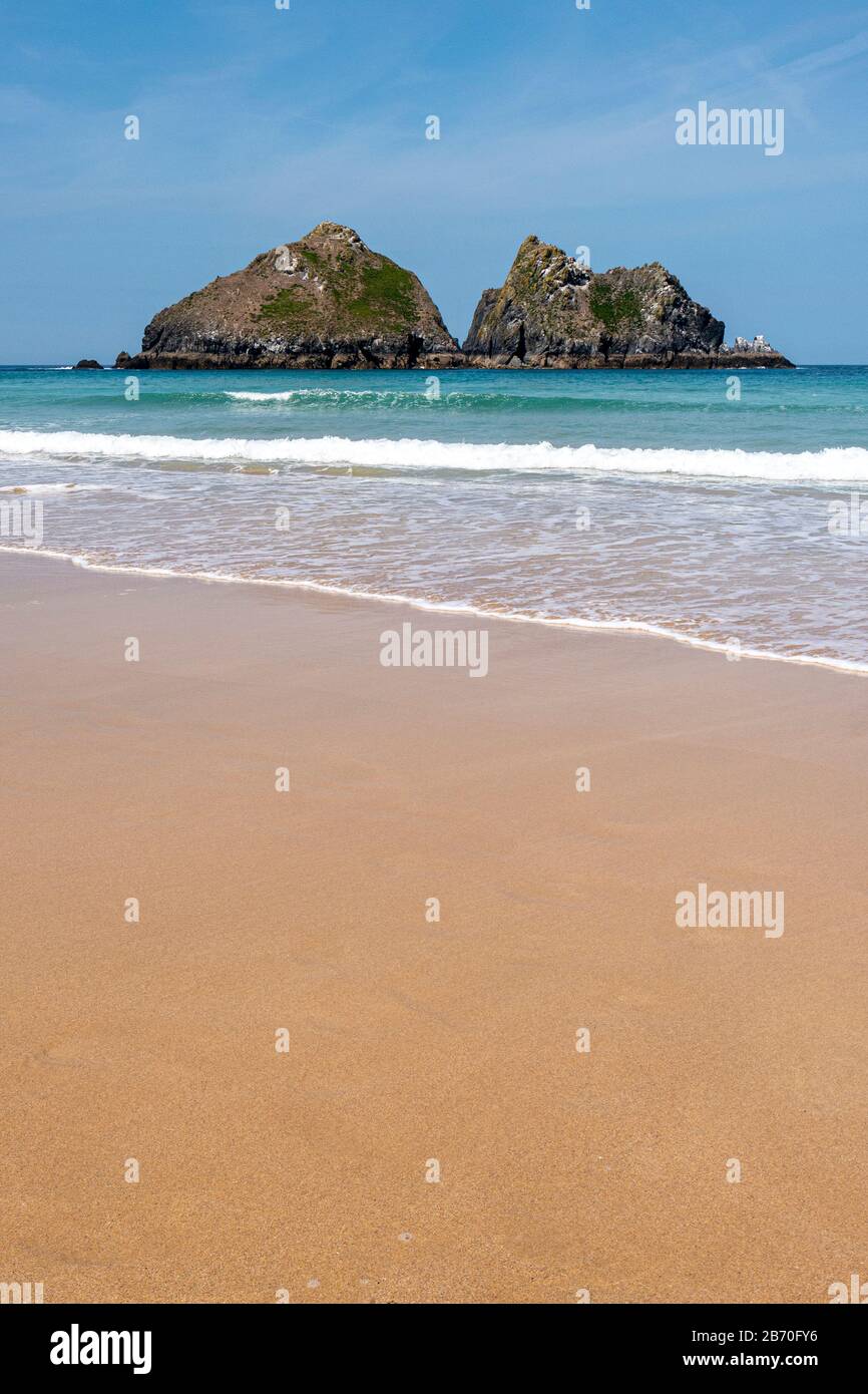 Ein Blick über einen Teil des Holywell Strands in Richtung Carter's Rocks im Hintergrund - Holywell, nördlich Cornwall, Großbritannien. Stockfoto