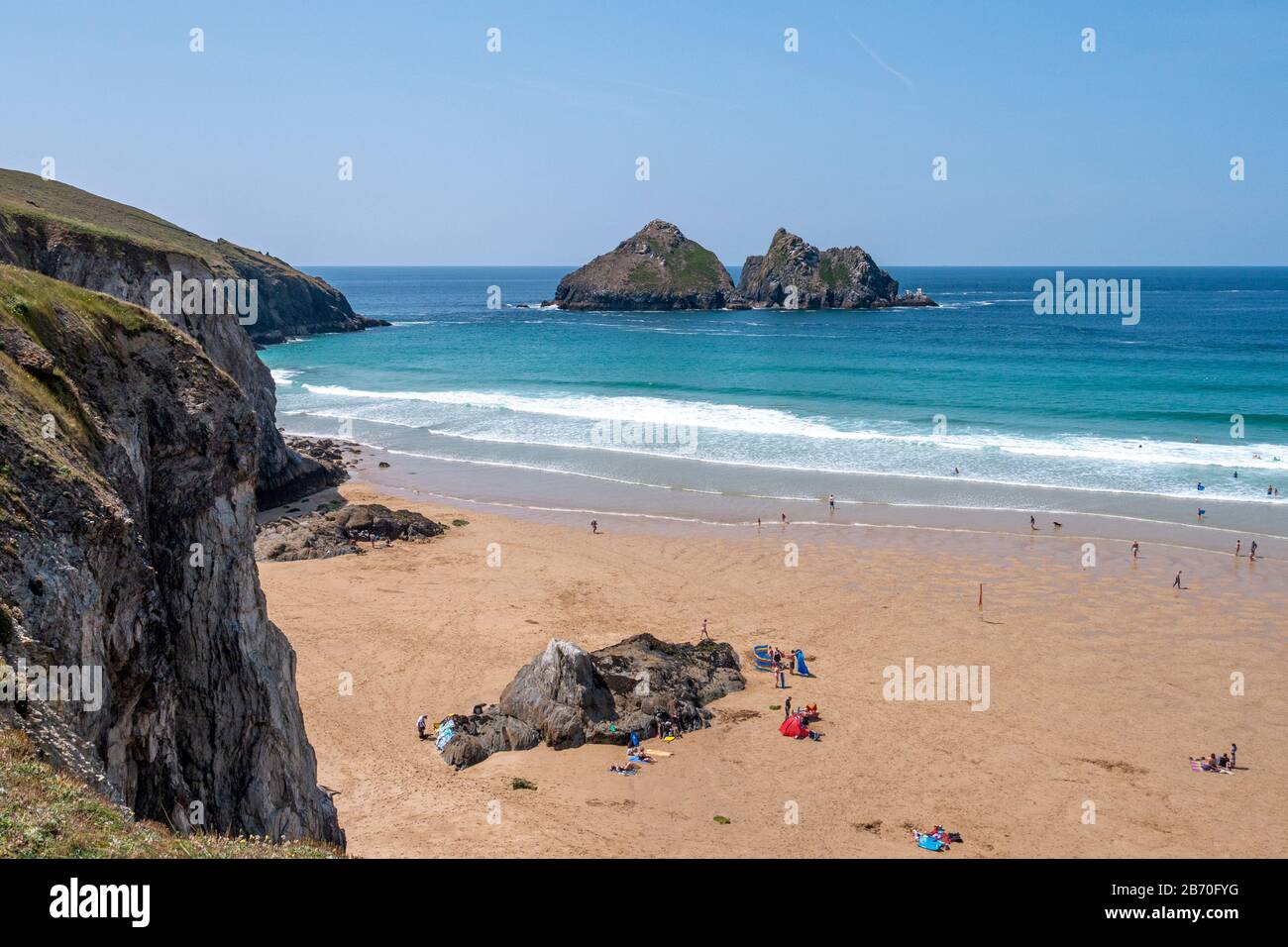 Ein Blick über einen Teil des Holywell Strands in Richtung Carter's Rocks im Hintergrund - Holywell, nördlich Cornwall, Großbritannien. Stockfoto