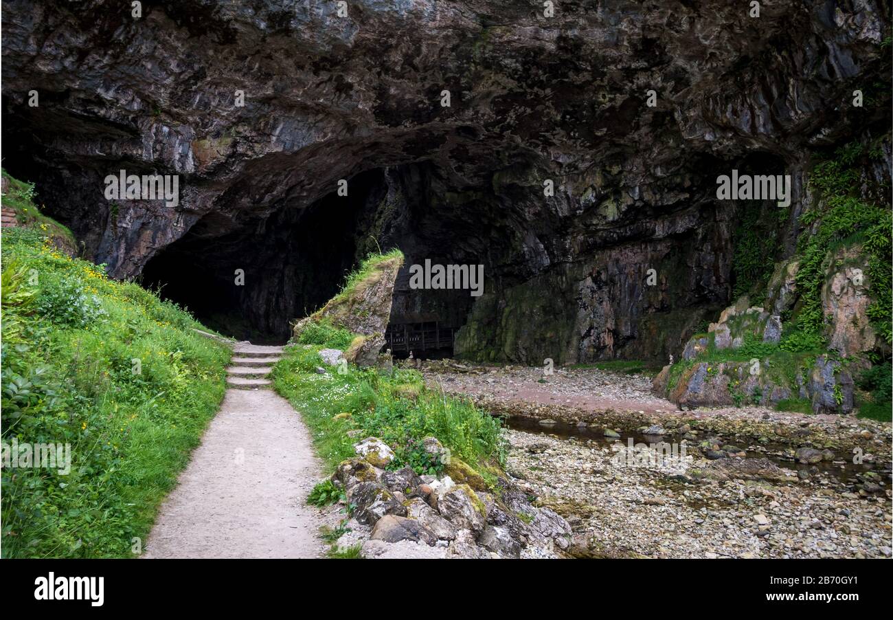 Smoo Cave, Durness, Schottland. Der Eingang zum örtlichen Wahrzeichen Smoo Cave bei Durness, Sutherland, an der Nordküste Schottlands. Stockfoto