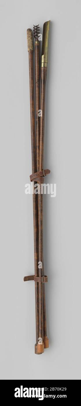 Koperen kruitlepel Ronde houten stok met daarop met nagels bevestigd een koperen kruitlepel. Kruitlepel heeft een ronde buisvorm Stockfoto