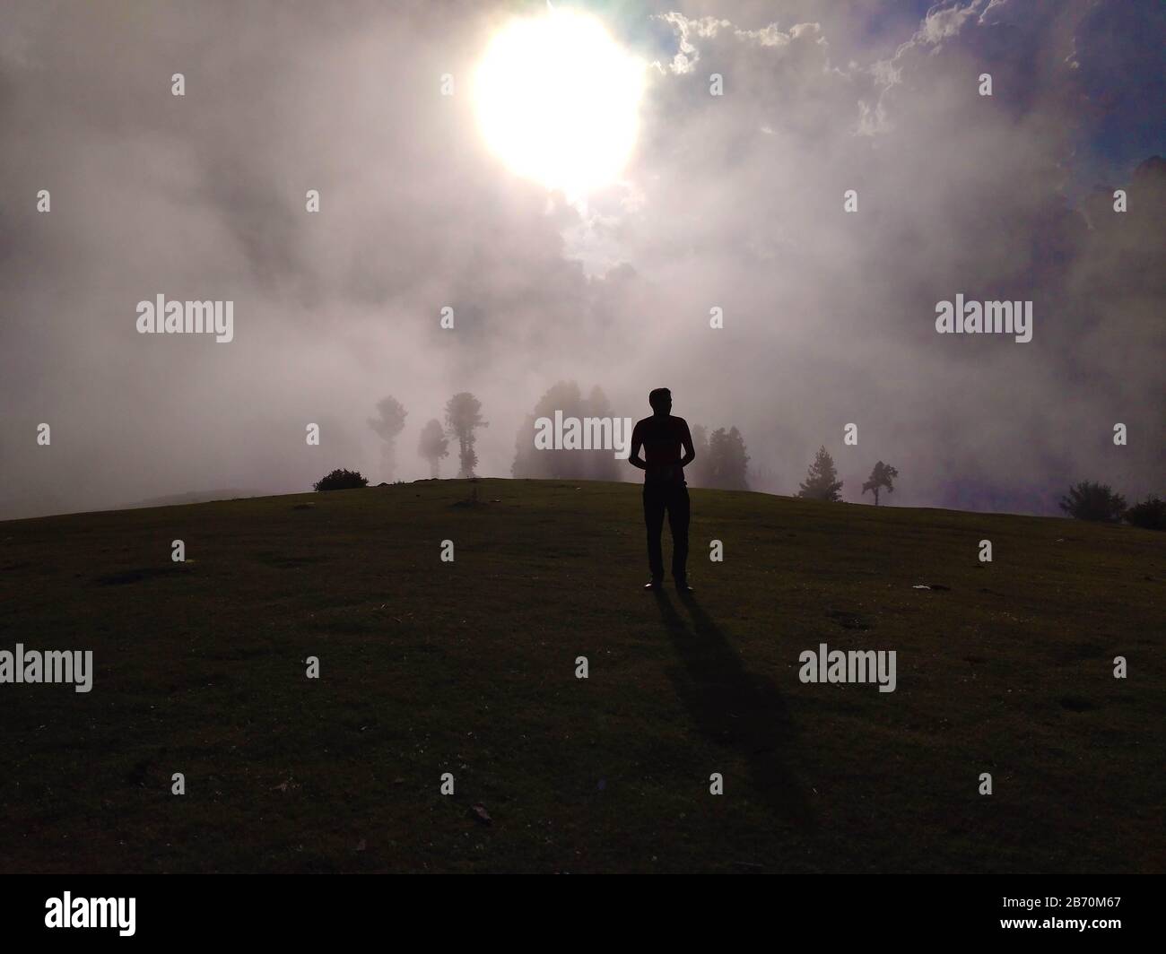 Schöne Hügel beststationen nebelhafte Landschaft Stockfoto