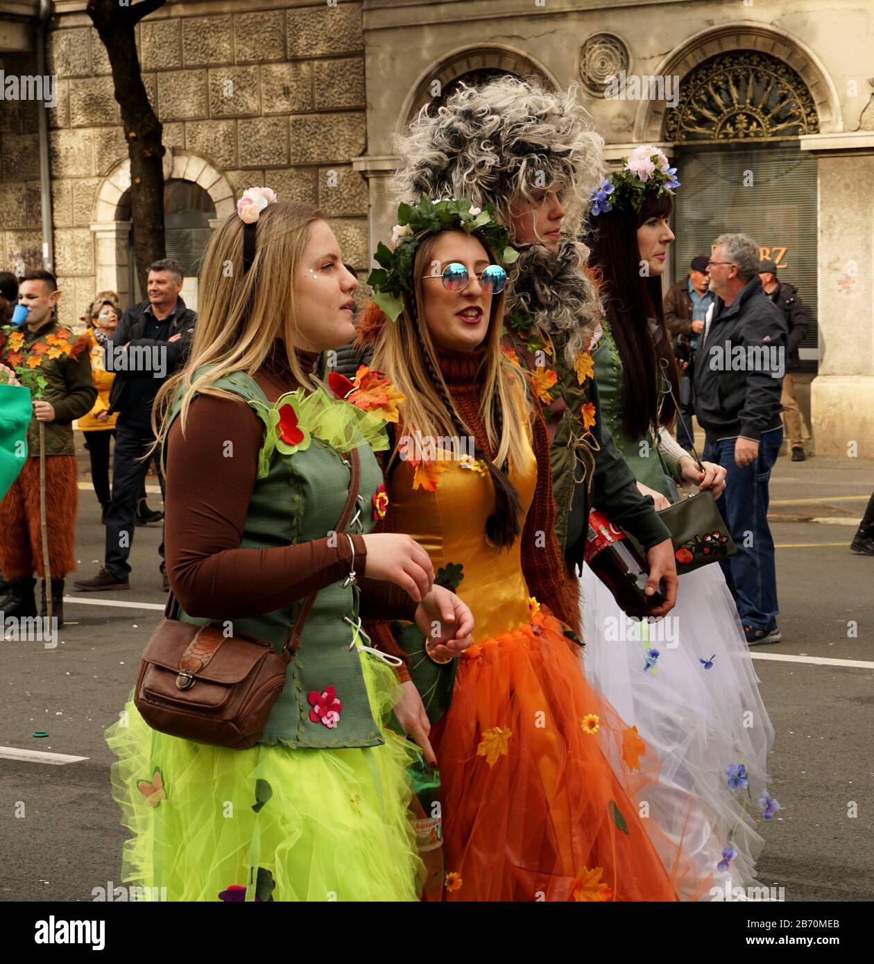 Rijeka, Kroatien, 23. Februar 2020. Mädchen kostümierten sich in buntem  Kostüm von Märchen, die während des Karnevals und des fröhlichen Chattens  die Straße hinunterspazieren Stockfotografie - Alamy