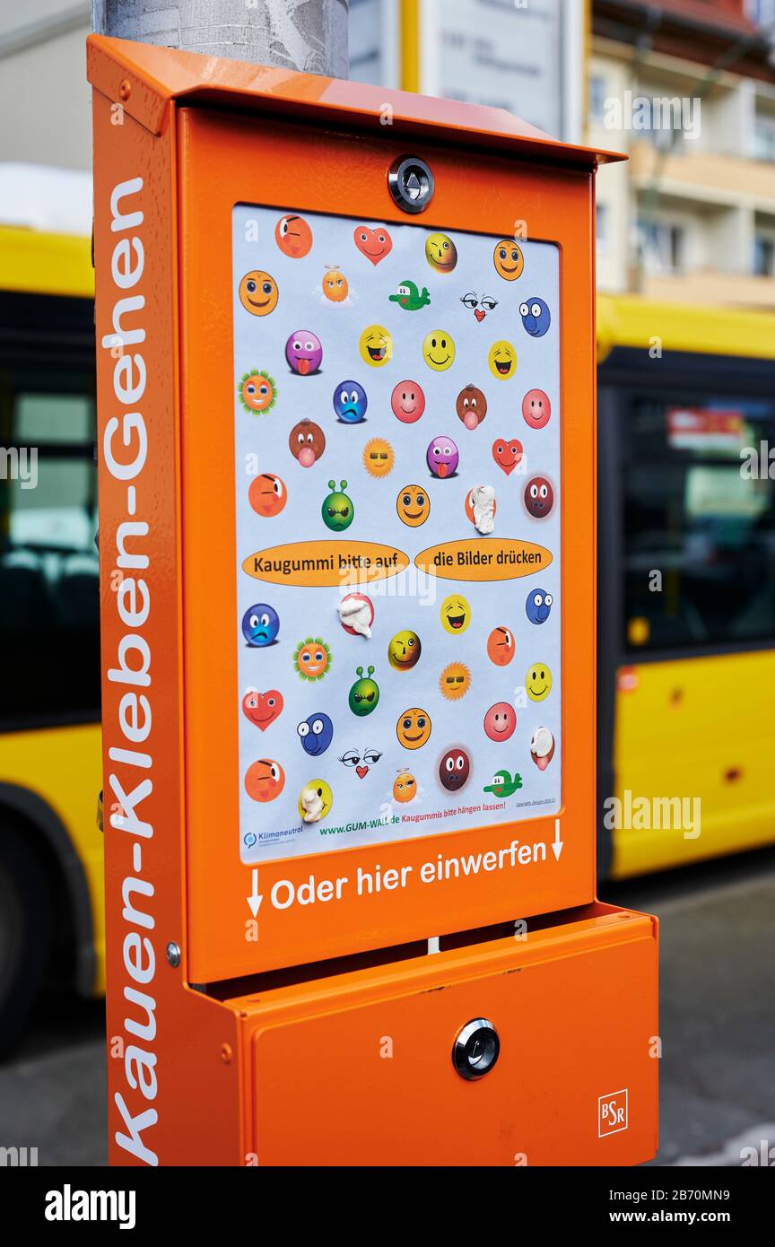 Berlin, Deutschland - 11. März 2020: Schachtel der Berliner Stadtreinigungsfirma mit austauschbarem Plakat, auf dem man Smileys sieht, um Chewi zu kleben Stockfoto