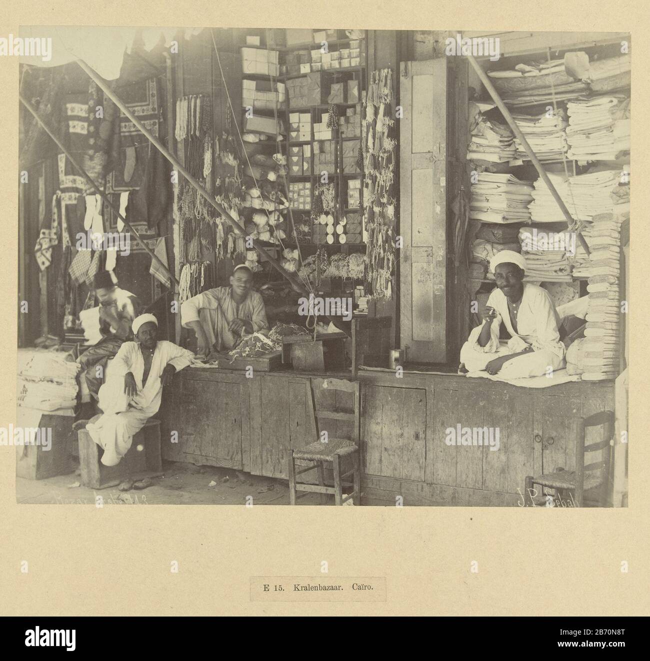 Das Foto ist Teil der gesammelten Fotoserie von Egypte. Hersteller von Richard Polak: Fotograf: Pascal Sebah (Listed Property) Ort Herstellung: Ägypten Datum: C. k.-ca. 1898 Physische Merkmale: Foto auf Pappe mit onderschrift. Material: Papierkarton Papiertechnik: Albumdruck Abmessungen: Bild: H 210 mm × W 267 mmblad: H 466 mm × W 556 mm Stockfoto