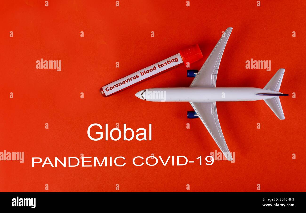 Globale Pandemie mit Coronavirus COVID-19 mit Reagenzglasblut-Ebene Stockfoto