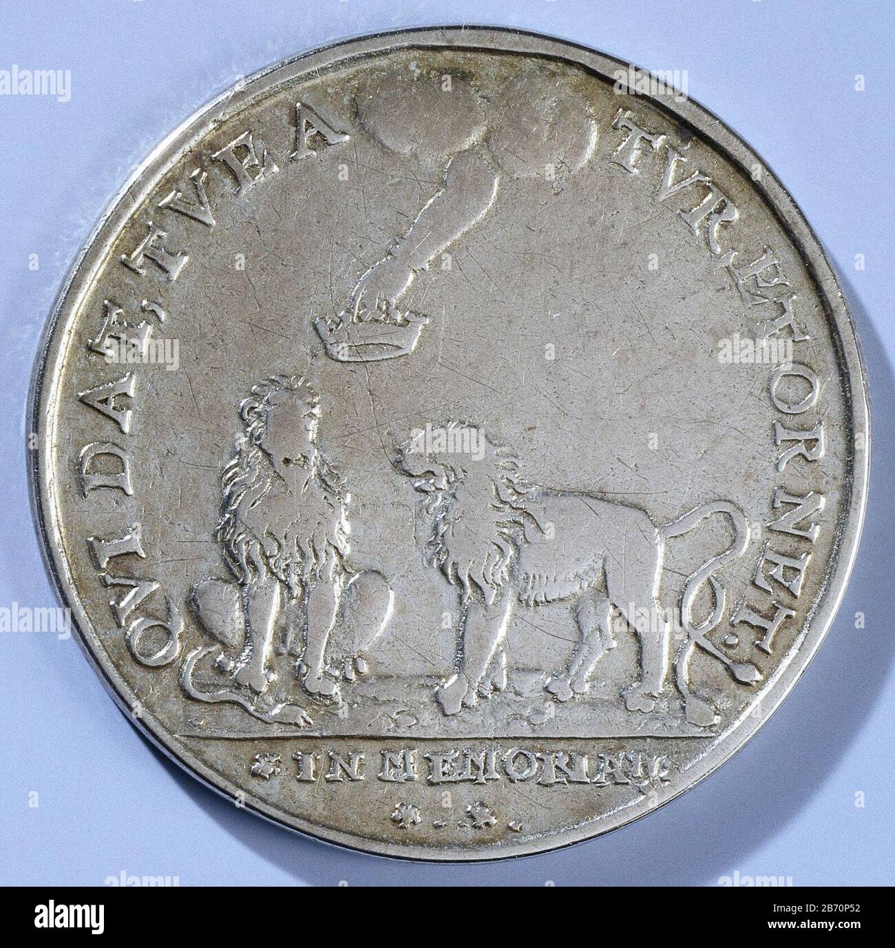 Kroning van Frederik, keurvorst van de Palts en Elisabeth tot koning en koningin van Bohemen Silbermedaille. Vorderseite: Die Krone der Hand aus Wolken erstreckt sich auf zwei Löwen innerhalb des Umgangs. Umgekehrt: Zwei Mäntel Krone unter gehangen mit der Reihenfolge des Strumpfes innerhalb der omschrift. Hersteller : anonymer Termin: 1619 Material: Silbertechnik: Ladenmaße: 3,3 cm d. × 13,35 g g gr Thema: Krönung von Friedrich V. zum König von Böhmen Krönung von Elisabeth Stuart Königin von Böhmen, Wenn: 1619-11-04 - 1619-11-04wie: Frederik V. (Palatiner Wähler, König von Böhmen) Elisabeth Stuart (pfälzische Kurfürstin, Königin Stockfoto