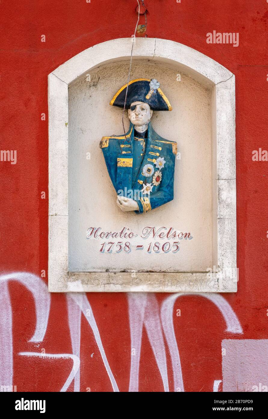 Büste von Admiral Horatio Nelson in einer Nische an der Wand des Lord Nelson Pubs in Barton Hill Bristol wurde nun leider missachtet und vernachlässigt Stockfoto