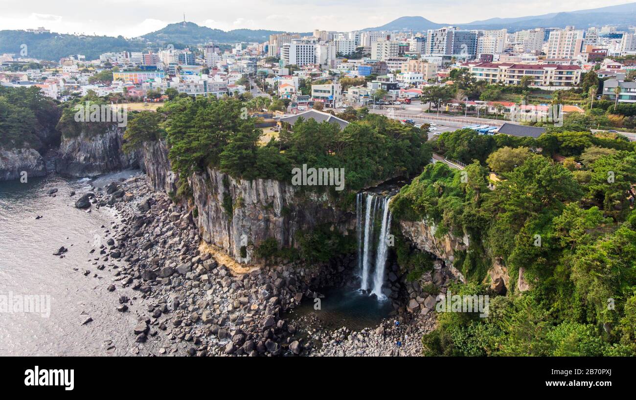 Luftbild des Hohen Wasserfalls Jeongbang, Lagune und Seoqwipo auf Jeju-Insel, Südkorea. Stockfoto