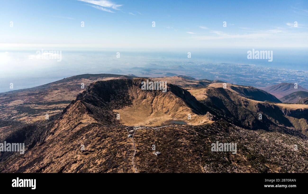 Luftbild des Hallasan-Gebirges auf der Insel Jeju, Südkorea. See, Kratertal und Hang des Vulkans. Stockfoto