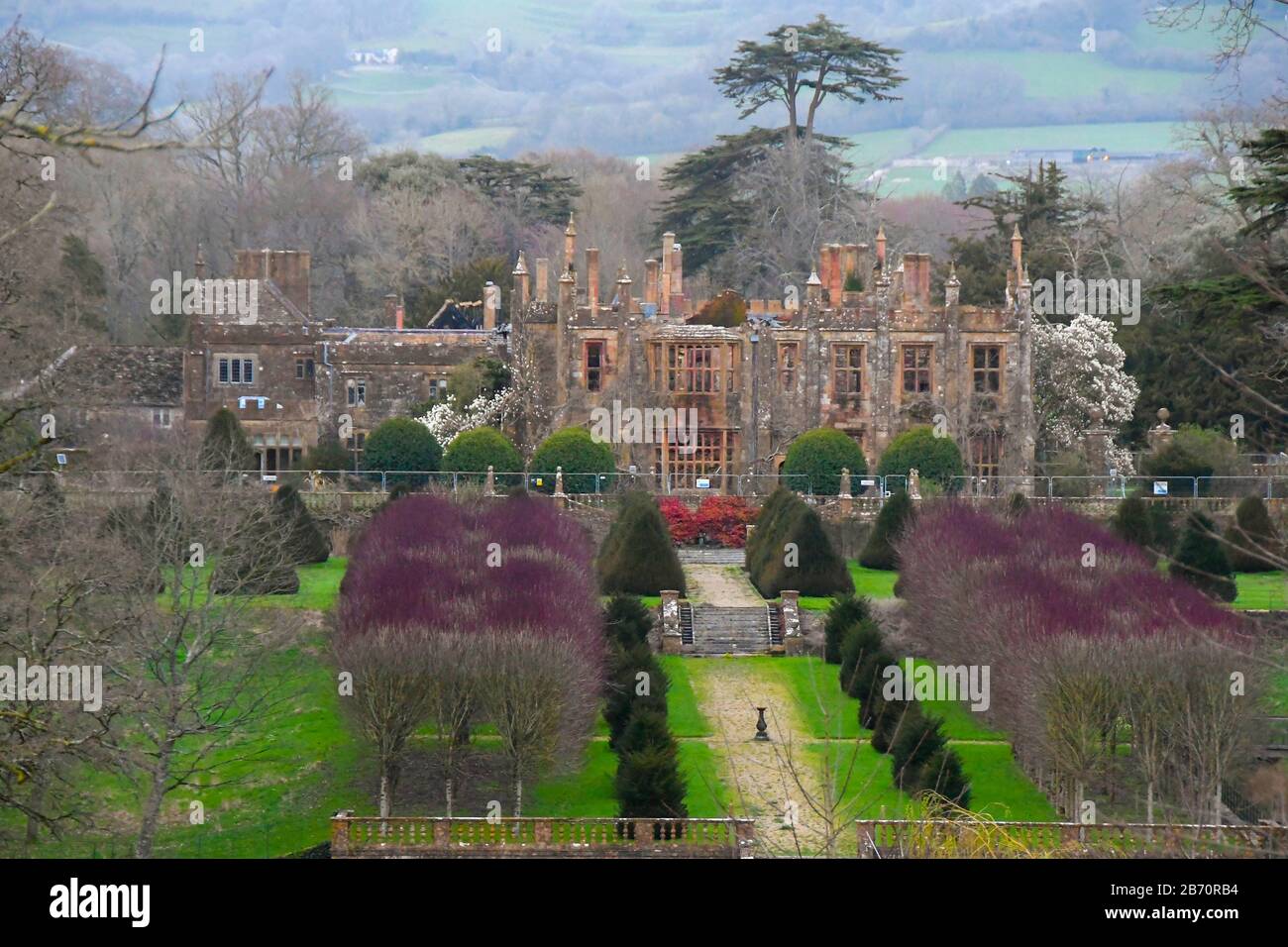 Parnham House, Beamnister, Dorset, Großbritannien. März 2020. Das Feuer verwüstete und ruinierte elisabethanische Parnham House in der Nähe von Beaminster in Dorset aus dem 1. Jahrhundert wurde fast drei Jahre nach der Zerstörung durch einen Brand verkauft. Es ist geplant, vom neuen Eigentümer wieder hergerichtet zu werden. Das Anwesen befand sich zum Zeitpunkt des Brands im Besitz von Michael Treichl, wurde von der Polizei befragt. Zwei Monate später wurde er in Genf tot aufgefunden. Bildnachweis: Graham Hunt/Alamy Live News Stockfoto