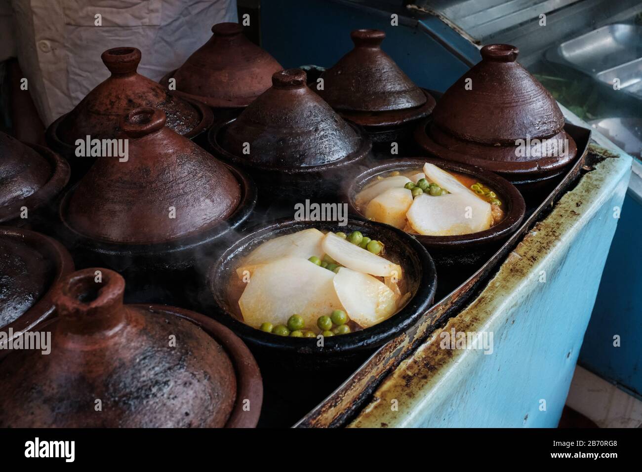 Traditionelle marokkanische Tajine in einem lokalen Straßenfood-Stall verkauft. Stockfoto