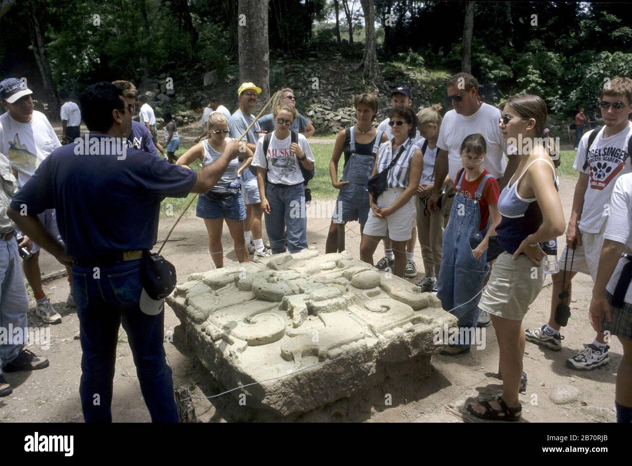 Santa Rosa de Copan, Copan, Honduras, 1998: Touristen hören sich eine Präsentation über die Geschichte der Maya-Ruinen in der Nähe der Grenze zu Guatemala an. ©Bob Daemmrich Stockfoto
