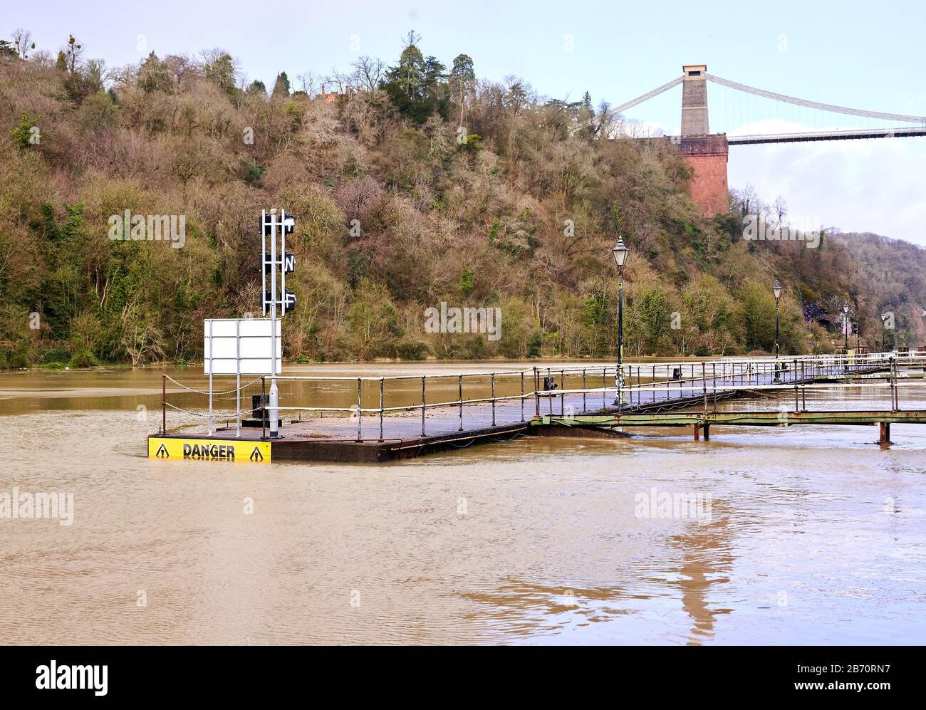 Extreme Flut bedeckt die Überreste des entgleisten Raddampfers unterhalb der Clifton Suspension Bridge bei Hotwells in Bristol, Großbritannien Stockfoto