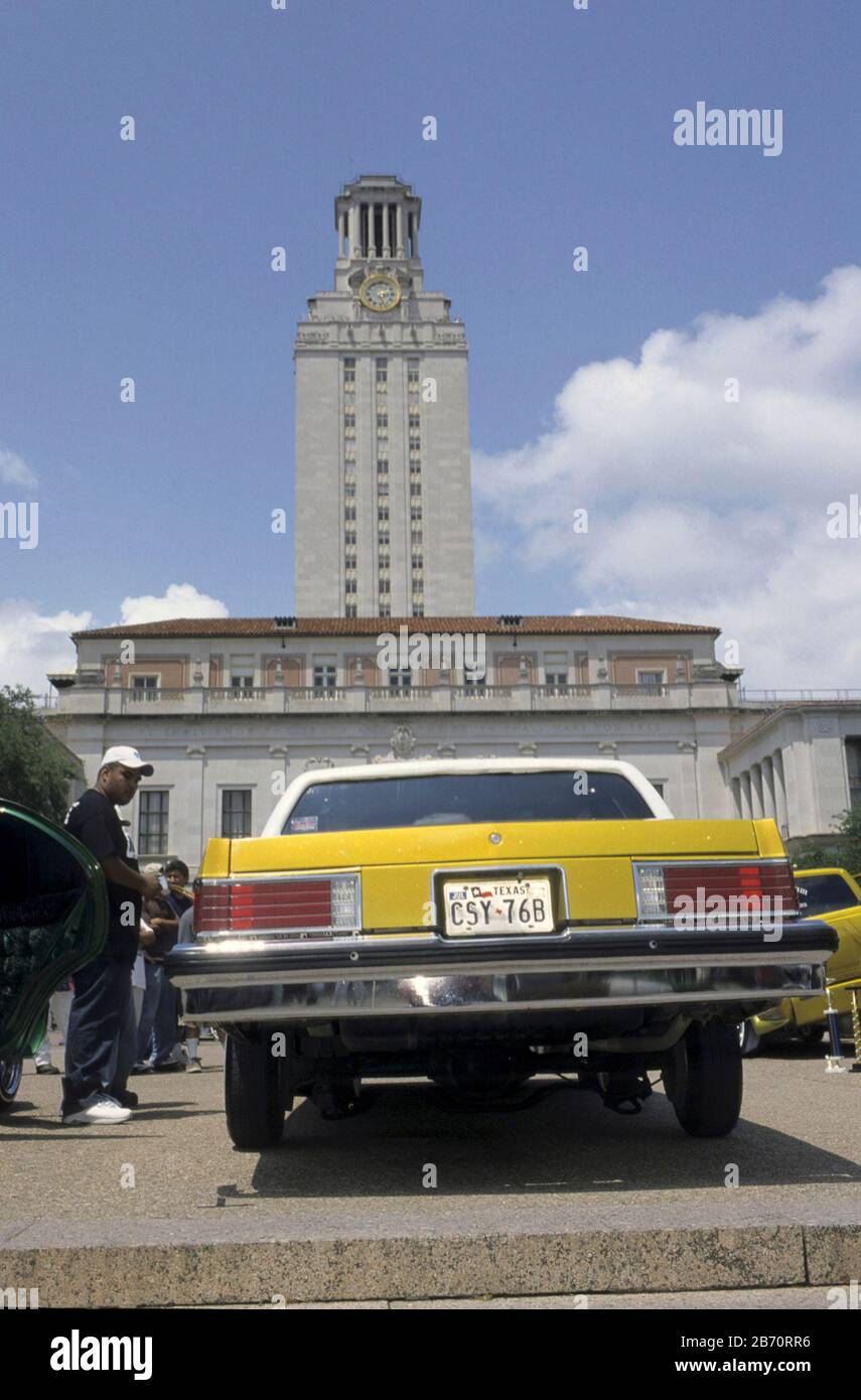 Austin Texas USA, Mai 2001: Bewunderer schauen sich maßgeschneiderte Autos an, die auf einer Low-Rider-Car-Show im Rahmen einer Cinco de Mayo-Feier auf dem Campus der University of Texas ausgestellt werden. ©Bob Daemmrich Stockfoto