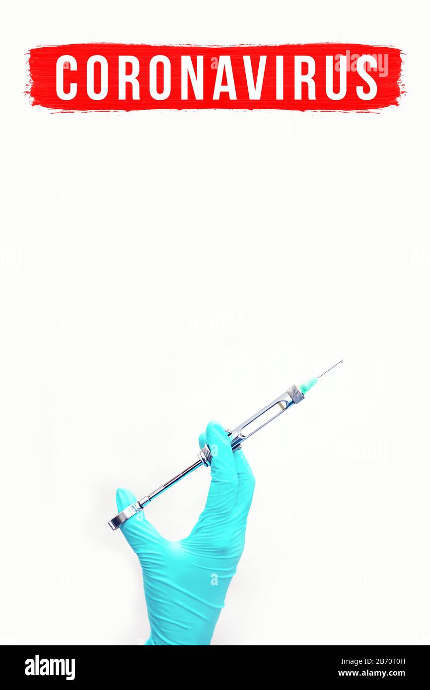 Hand in Handschuh mit medizinischer Spritze. Ein Konzept zum Thema Coronavirus. Auf dem hellen Hintergrund Stockfoto