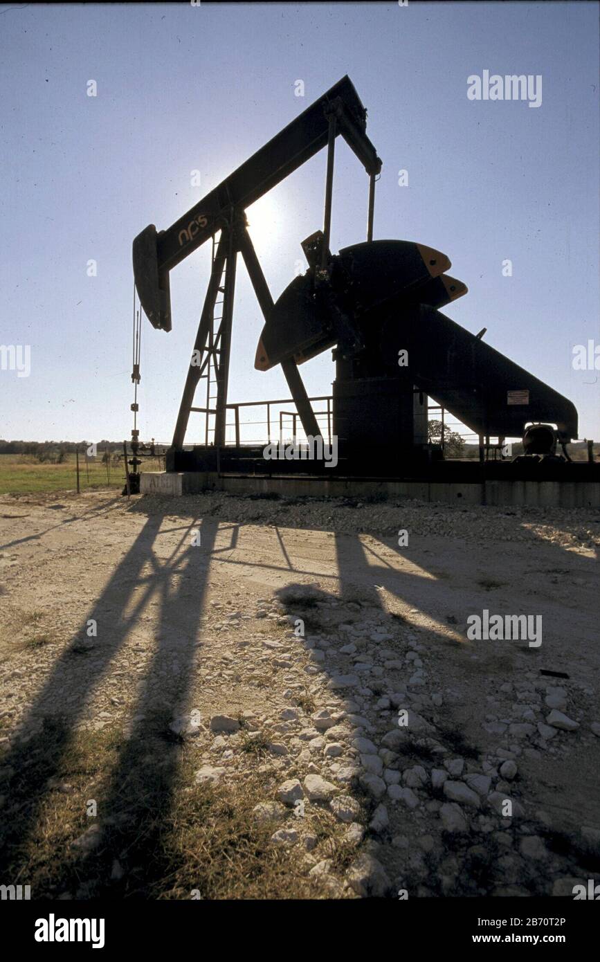 Lee County Texas USA: Pumpjack im ländlichen Lee County im südlichen Zentrum von Texas. ©Bob Daemmrich Stockfoto