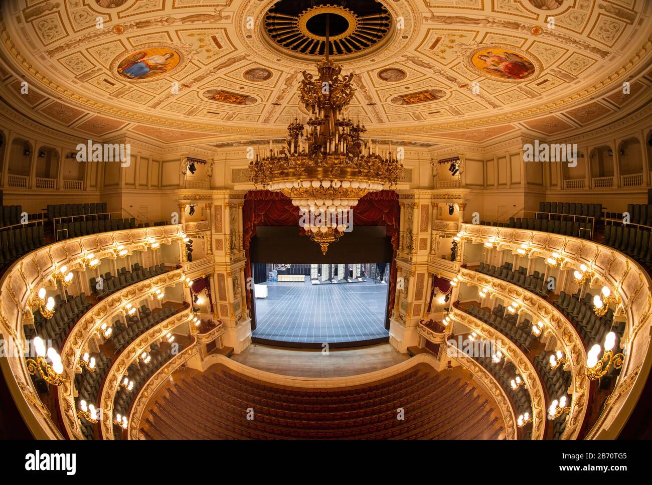 12. März 2020, Sachsen, Dresden: Blick in die leere Semperoper. Aus Sorge um eine weitere Verbreitung des Corona-Virus hört die Semperoper bis zum 19. April auf zu operieren. Foto: Robert Michael / dpa-Zentralbild / dpa Stockfoto