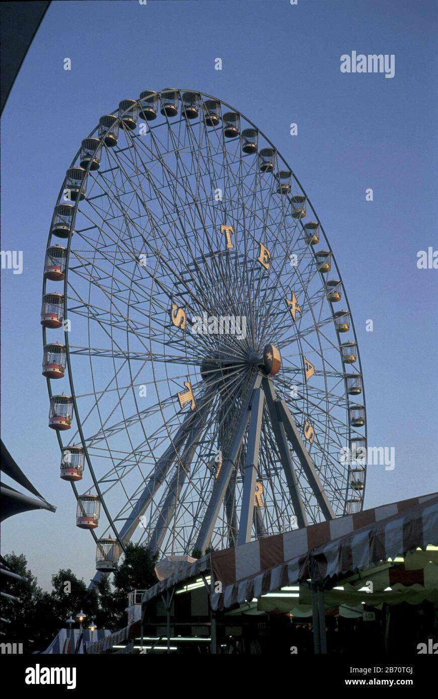 Dallas, Texas USA, 2001: Das zweitgrößte Riesenrad Nordamerikas, der Texas Star, steht auf der State Fair von Texas auf 212 Fuß Höhe. ©Bob Daemmrich Stockfoto
