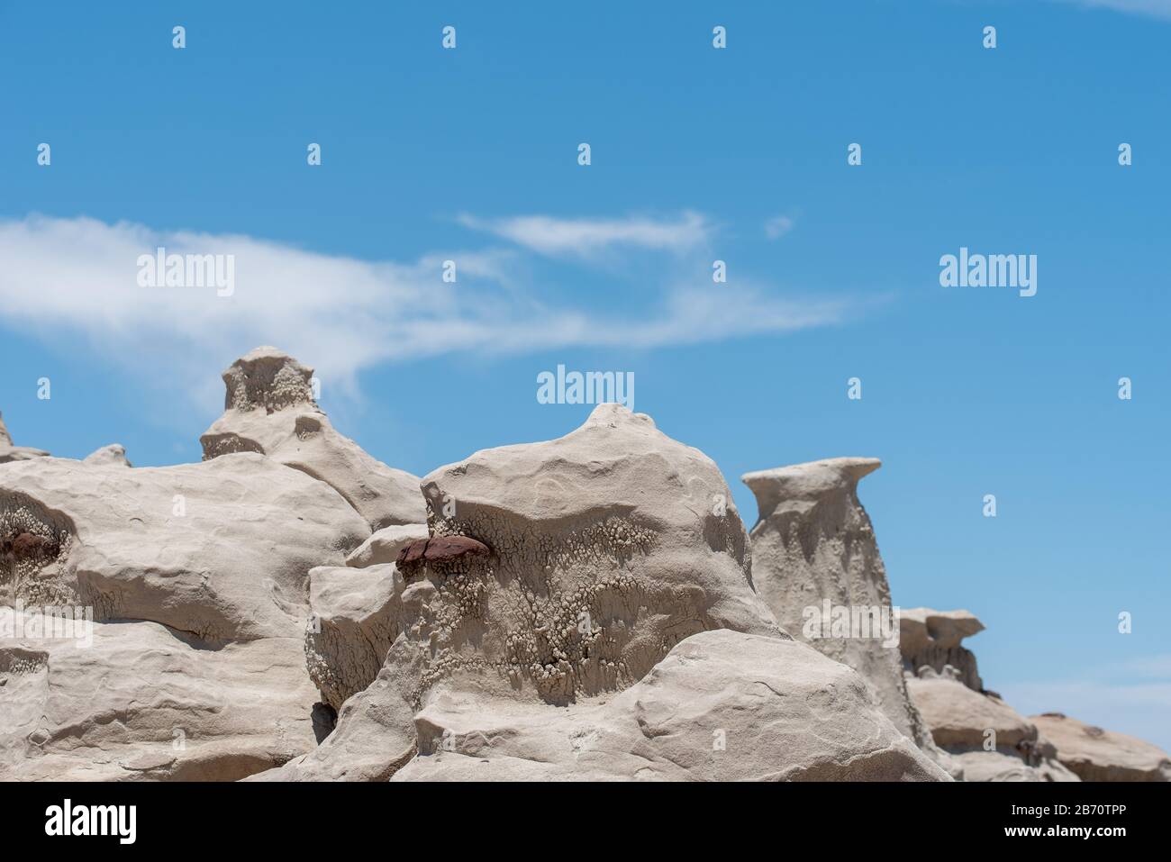 Niedrige Winkellandschaft ungewöhnlicher grauer Felsformationen gegen den blauen Himmel in Bisti Badlands in New Mexico Stockfoto