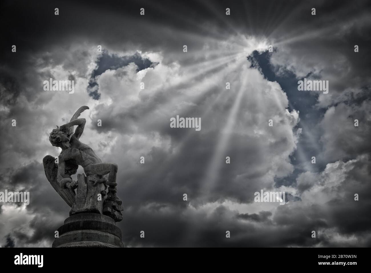 Der Brunnen des gefallenen Engels (Fuente del Angel Caido) oder das Denkmal des gefallenen Engels, ein Höhepunkt des Buen Retiro Parks in Madrid, Spanien. Stockfoto