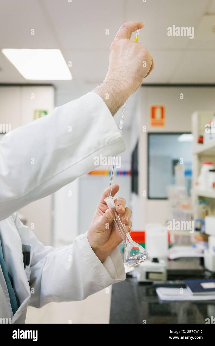 Wissenschaftler, der im Labor forscht Stockfoto