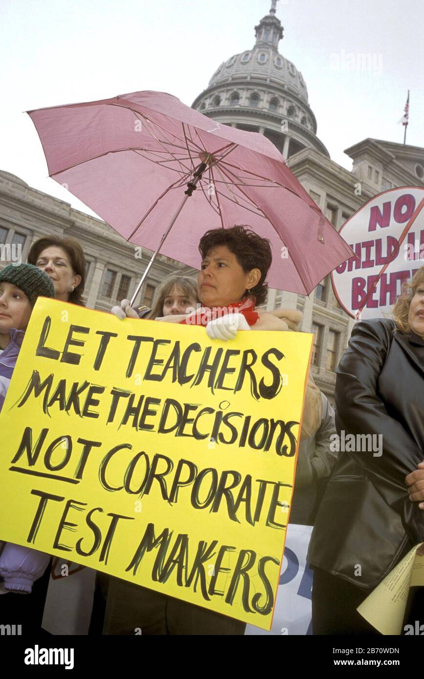 Austin, Texas USA, Februar 2003: Studenten und Eltern lehnen das ab, was sie als zu viele staatlich vorgeschriebene Tests während des Protestes vor dem Texas Capitol betrachten. ©Bob Daemmrich Stockfoto