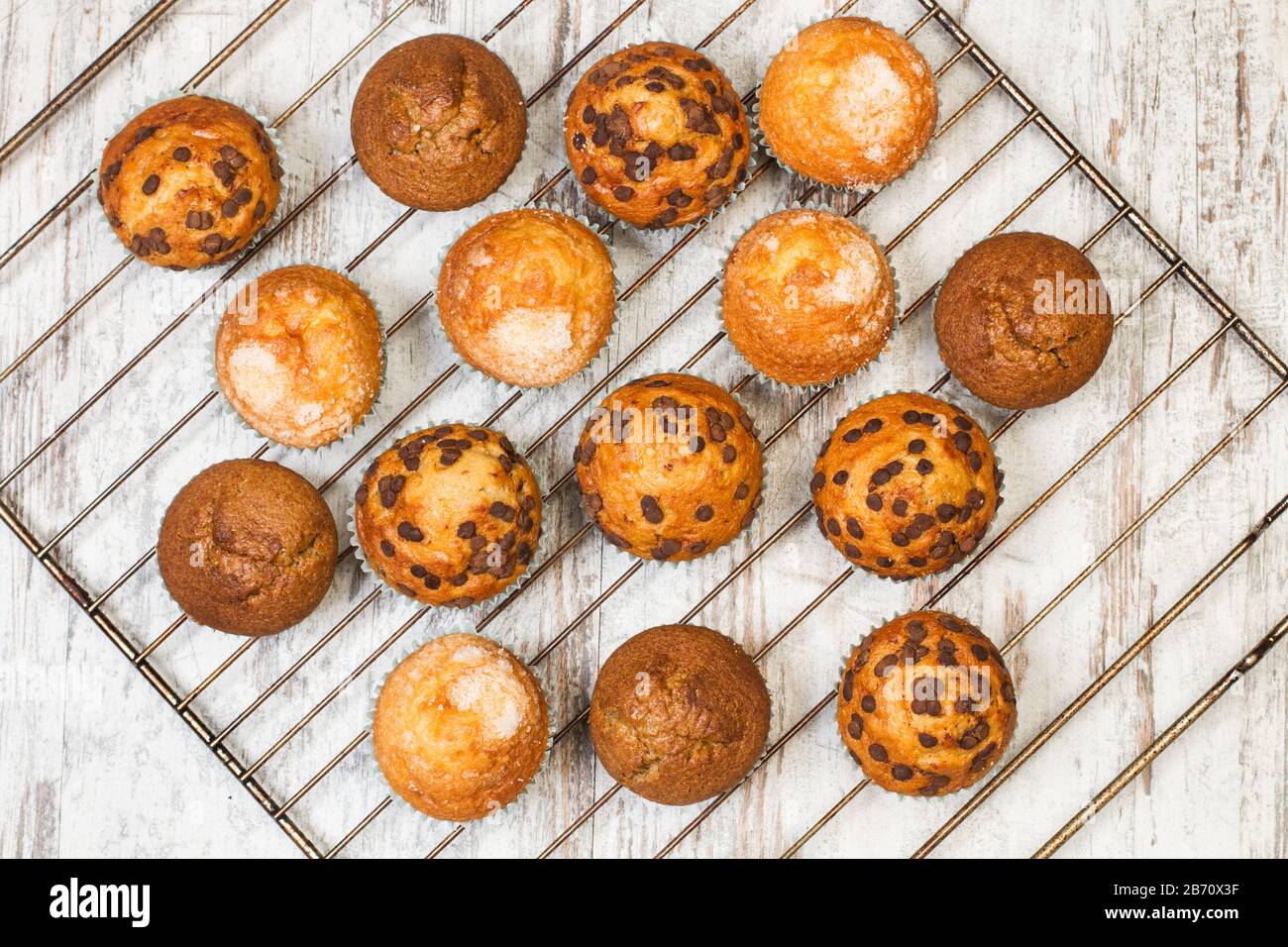 Verschiedene Cupcakes auf einem Backrohr auf einem Holztisch Stockfoto