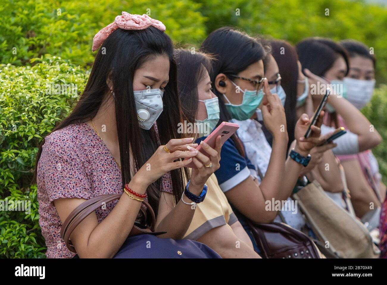 Bangkok, Bangkok, Thailand. März 2020. Mitglieder der thailändischen Öffentlichkeit tragen in der Öffentlichkeit weiterhin chirurgische Masken, um ihre Chancen, das Covid-Virus zu erkranken, zu verringern. Die thailändische Regierung kündigte außerdem an, dass Visa bei der Ankunft und Visumbefreiungen für insgesamt 21 Länder sowie die bevorstehenden Feiern zum neuen Jahr in Songkran Thai in vielen Teilen des Landes im April abgesagt werden, um die Verbreitung des Virus zu stoppen. Credit: Adryel Talamantes/ZUMA Wire/Alamy Live News Stockfoto