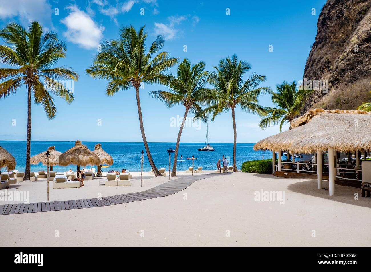 Sugar Beach Saint Lucia, ein öffentlicher weißer tropischer Strand mit Palmen und luxuriösen liegen am Strand der Insel St. Lucia Caribbean Stockfoto