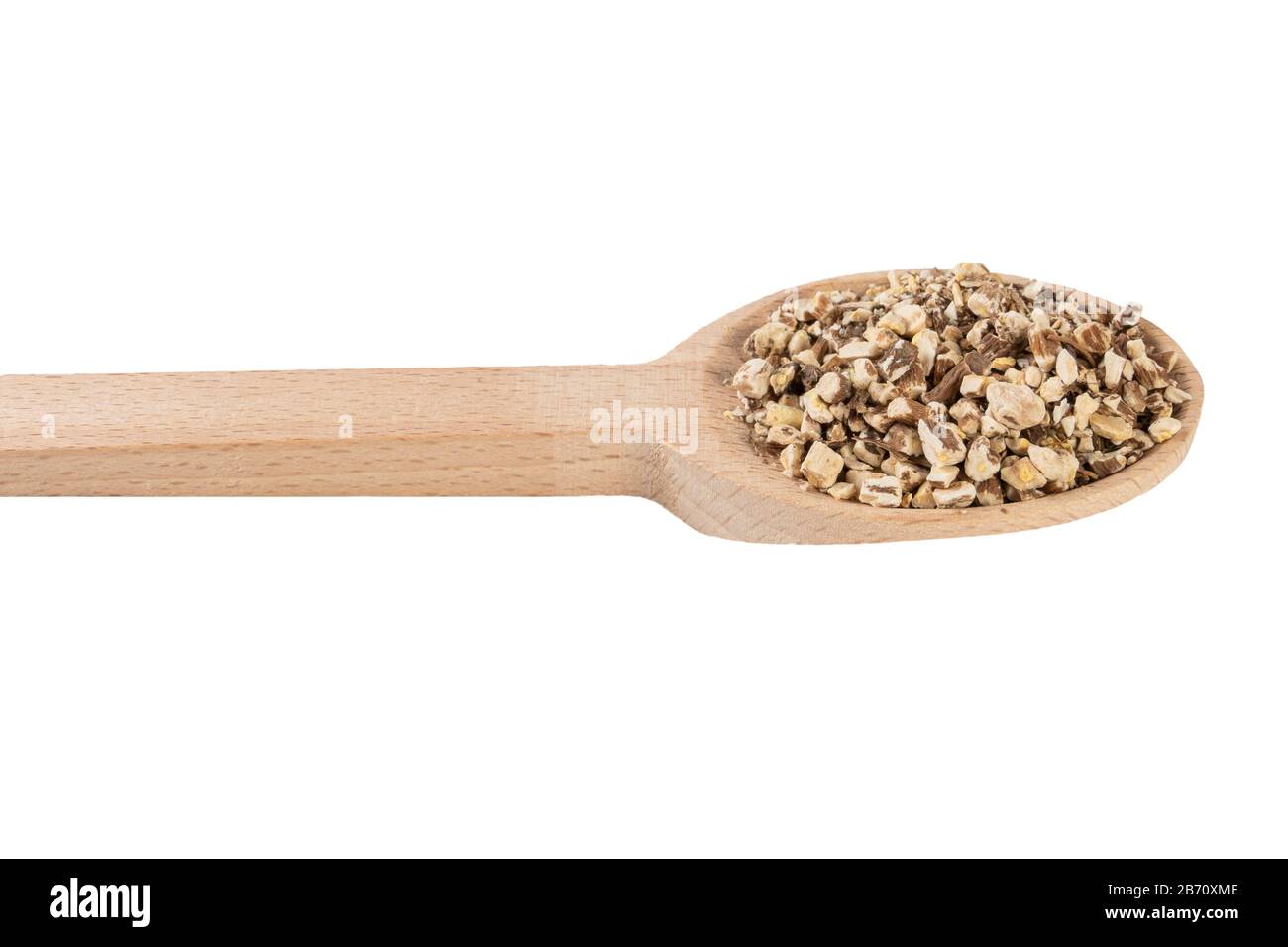 Löwenzahnwurzel oder in lateinischer Taraxaci-Radix in Holzlöffel isoliert auf weißem Grund Heilkräuter. Kräutermedizin. Alternative Medizin Stockfoto