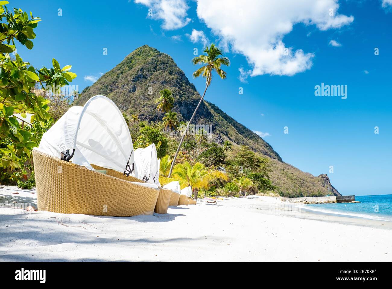 Sugar Beach Saint Lucia, ein öffentlicher weißer tropischer Strand mit Palmen und luxuriösen liegen am Strand der Insel St. Lucia Caribbean Stockfoto