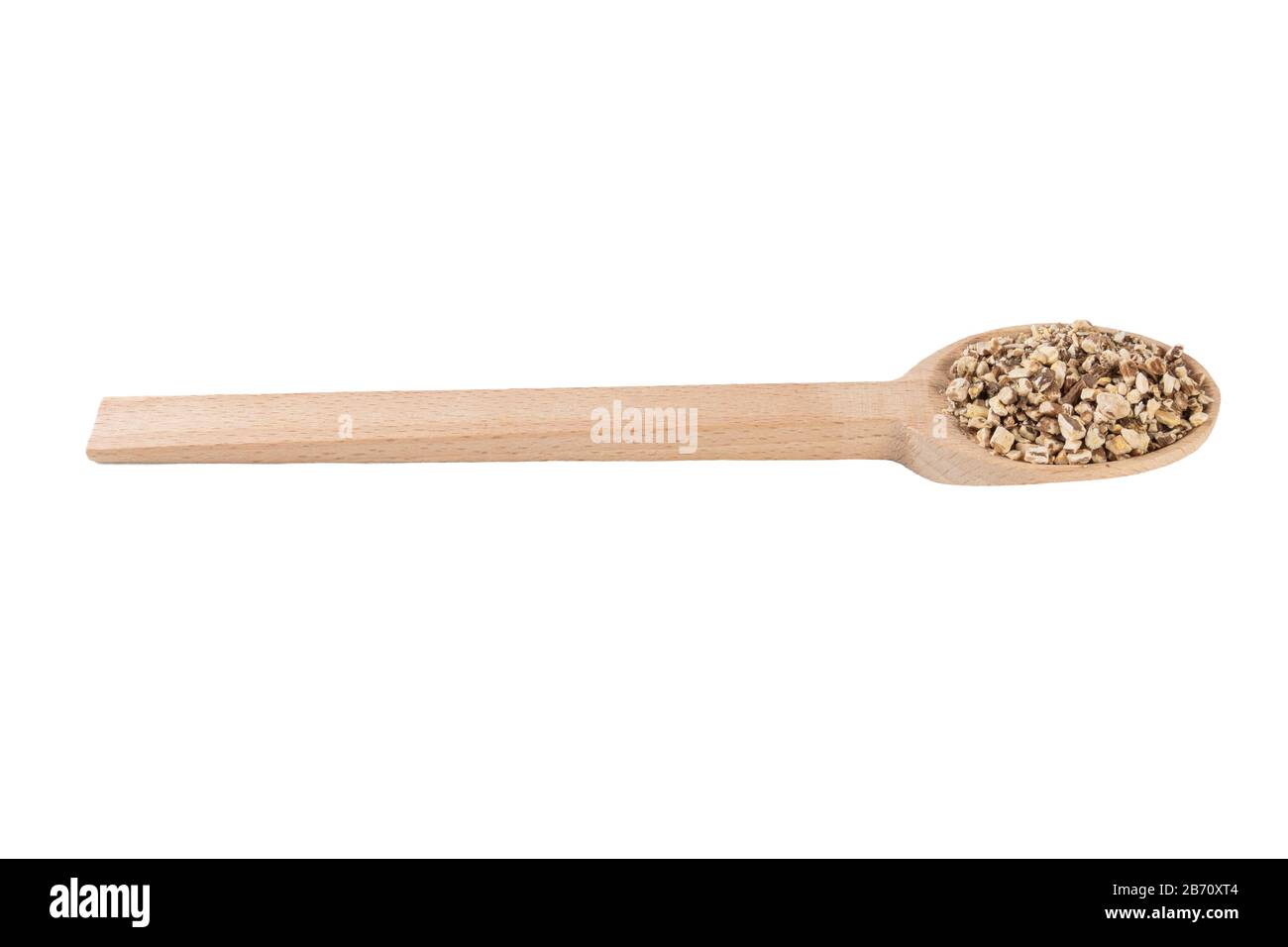 Löwenzahnwurzel oder in lateinischer Taraxaci-Radix in Holzlöffel isoliert auf weißem Grund Heilkräuter. Kräutermedizin. Alternative Medizin Stockfoto