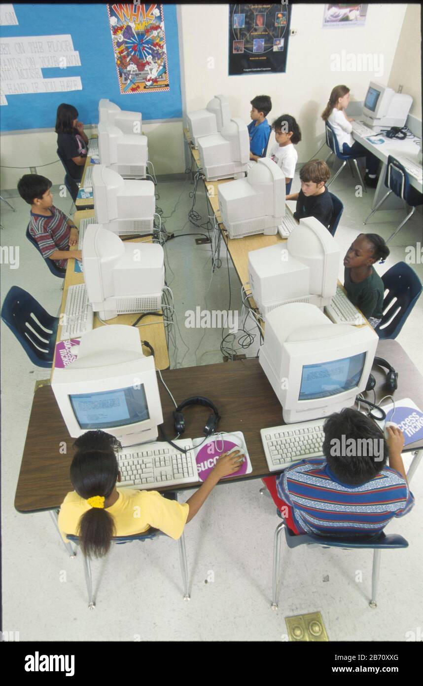 Austin, Texas, USA: Schüler der vierten Klasse, die Apple-Computer und Apple-Computer-Lese- und Mathematikprogramme im Computerlabor der Schule nutzen. ©Bob Daemmrich Stockfoto